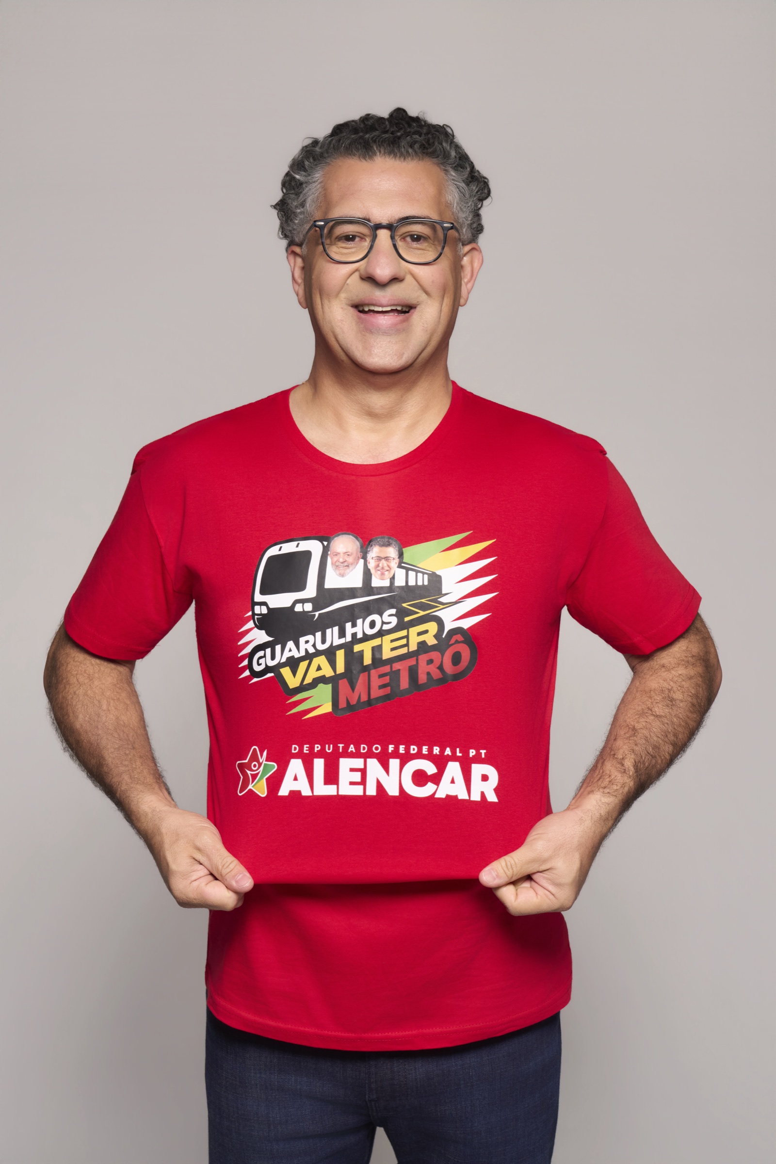 Alencar com a camiseta vermelha Guarulhos vai ter metrô