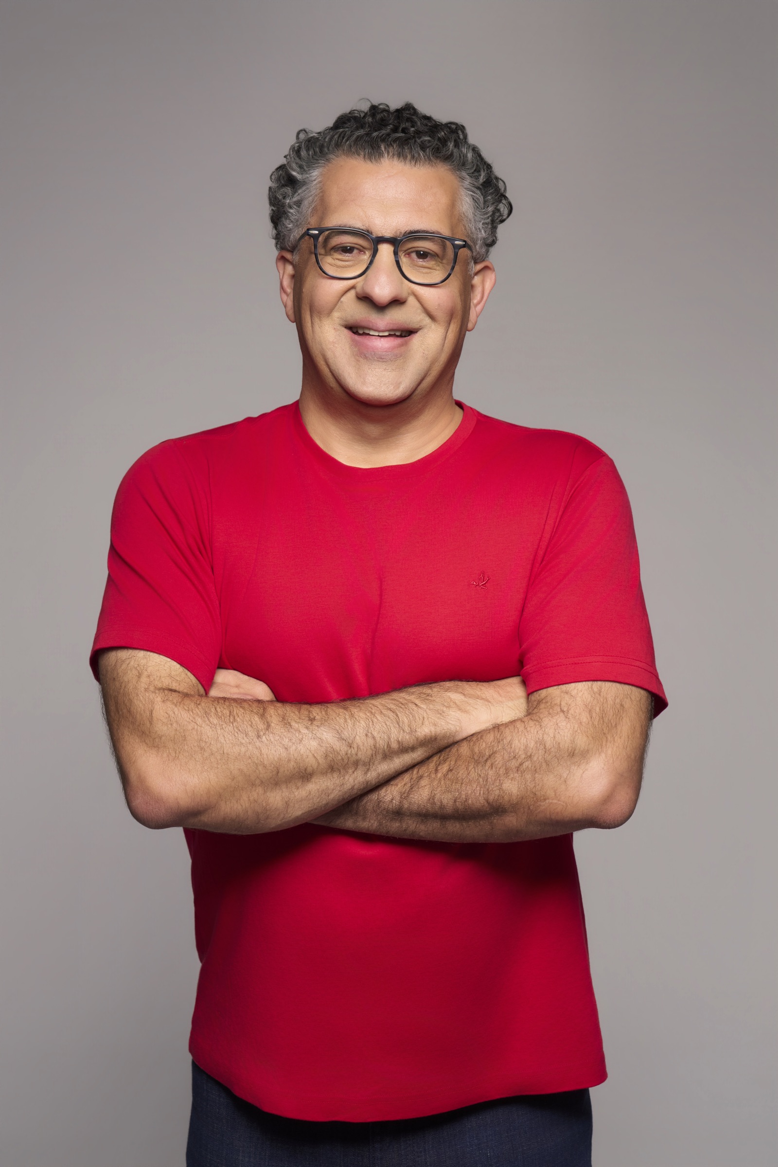 Alencar Santana de braços cruzados