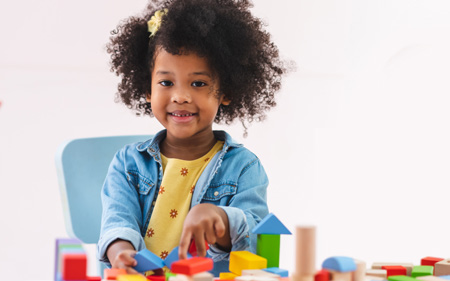 Criança brincando em uma creche