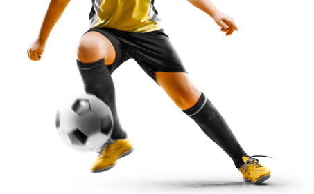 Jogador de futebol no novo espaço esportivo do Cocaia
