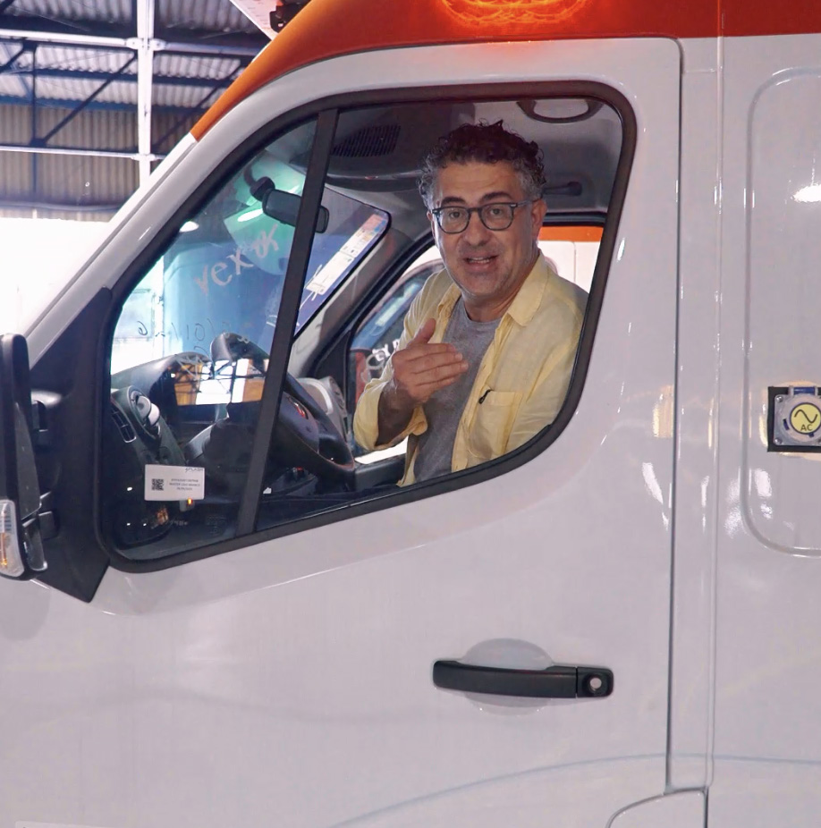 Alencar dentro de uma ambulância do SAMU