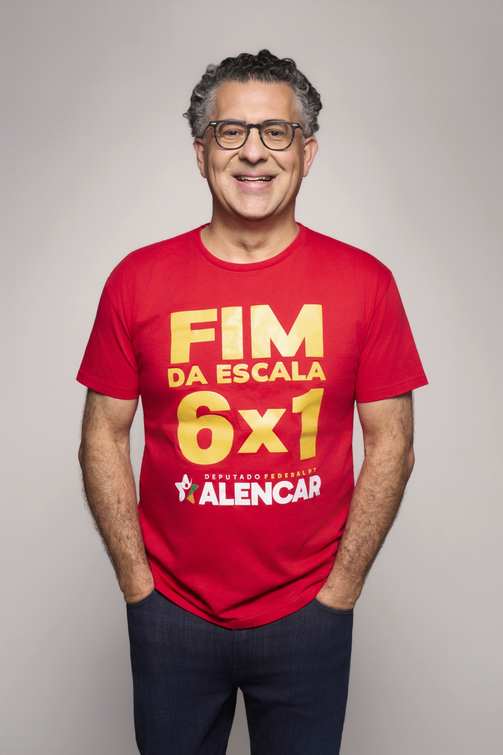 Alencar Santana com a camiseta pelo fim da escala 6x1